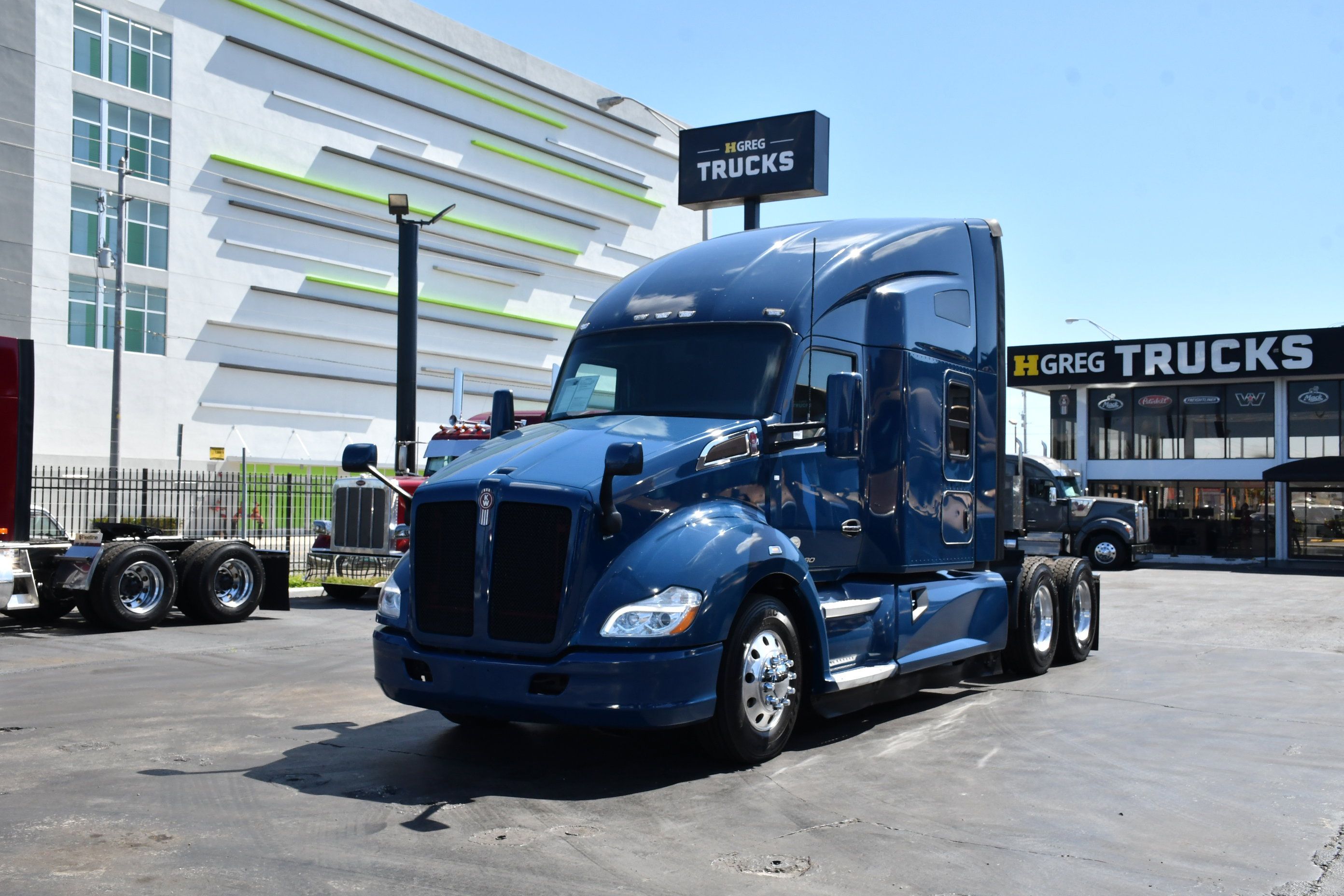 Used 2022 Kenworth T680 for sale in Miami, FL — photo 2 of 2