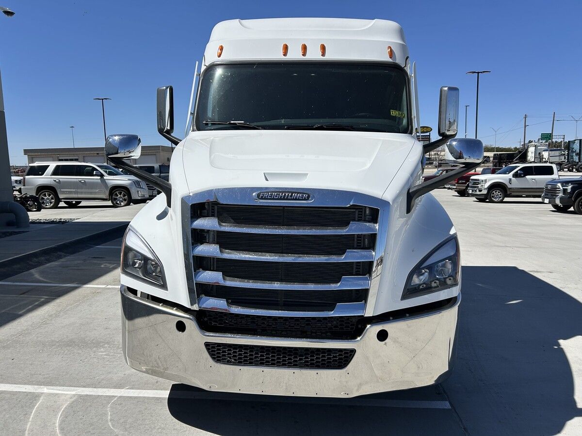 Used 2027 Freightliner Cascadia for sale in Amarillo — photo 2 of 2