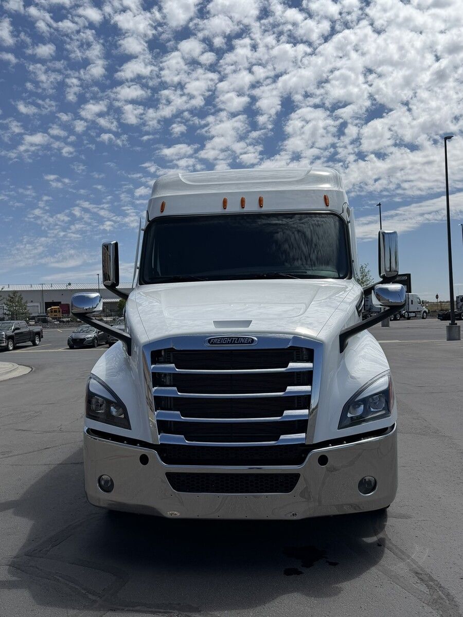 Used 2027 Freightliner Cascadia for sale in Twin Falls — photo 2 of 2