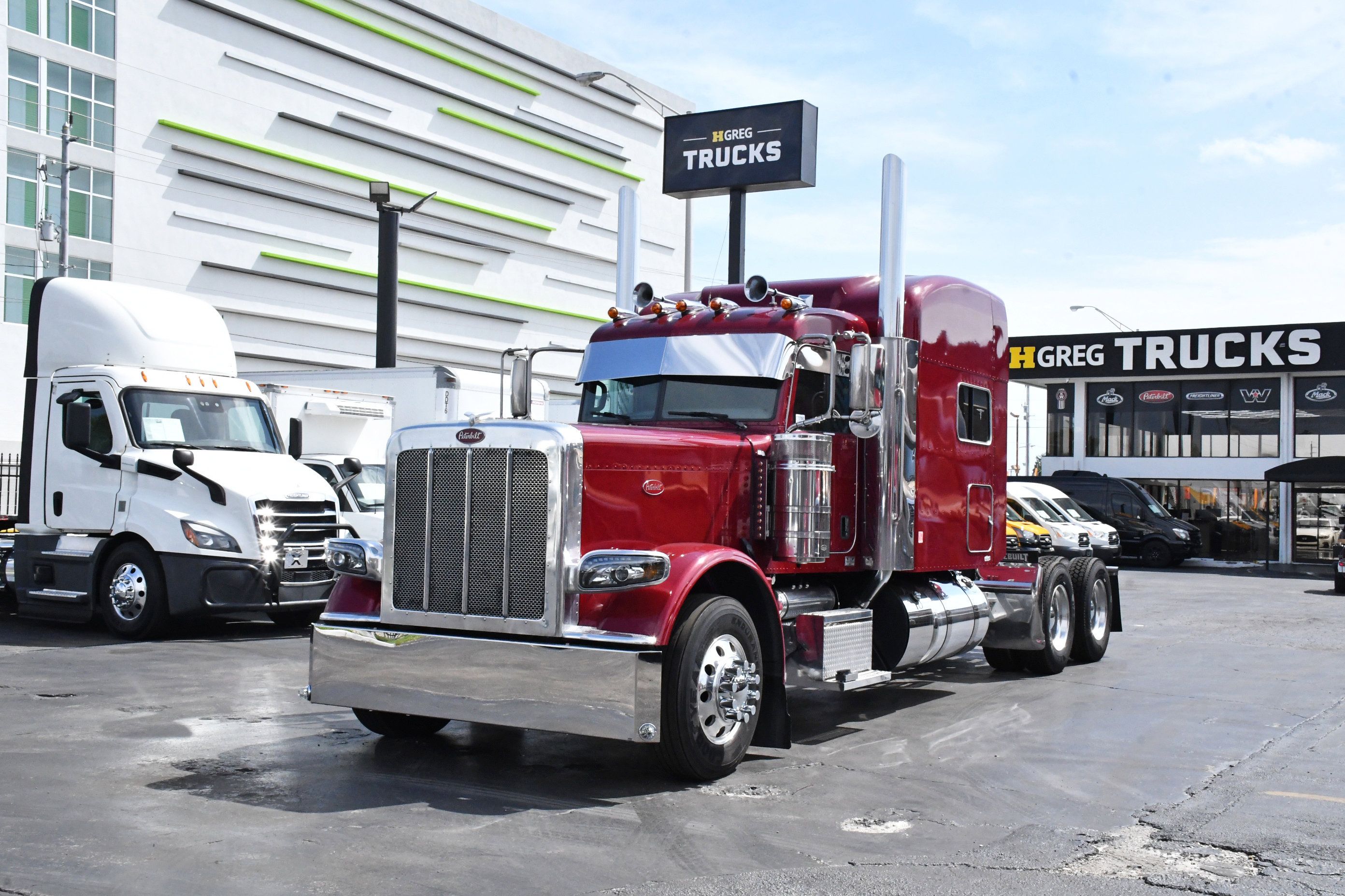 Used 2022 Peterbilt 389 for sale in Miami, FL — photo 1 of 2