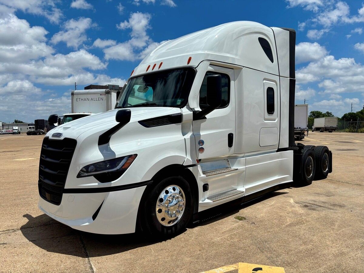 Used 2027 Freightliner PJ126SLP for sale in Dallas — photo 1 of 2