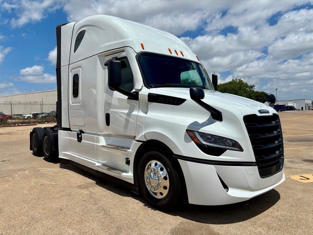 Used 2027 Freightliner PJ126SLP for sale in Dallas — photo 2 of 2