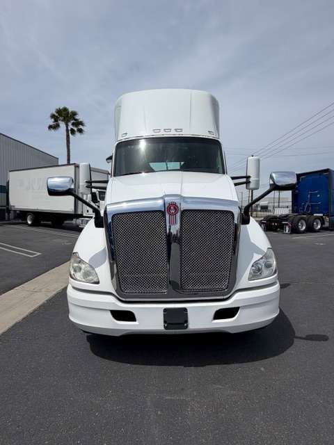 Used 2020 Kenworth T680 for sale in Fontana — photo 2 of 2