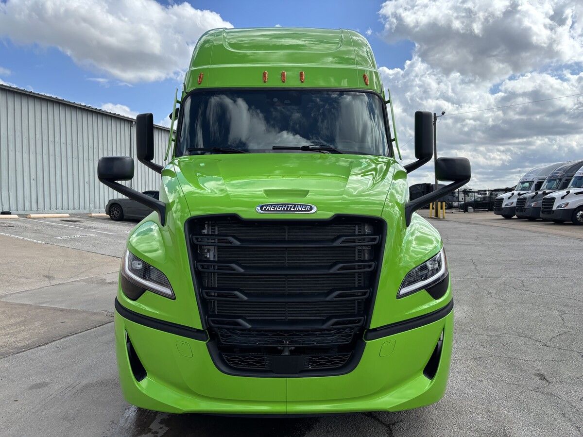 Used 2027 Freightliner PJ126SLP for sale in Dallas — photo 2 of 2