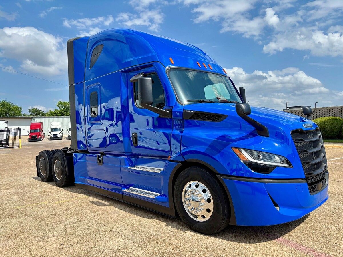 Used 2027 Freightliner PJ126SLP for sale in Dallas — photo 1 of 2