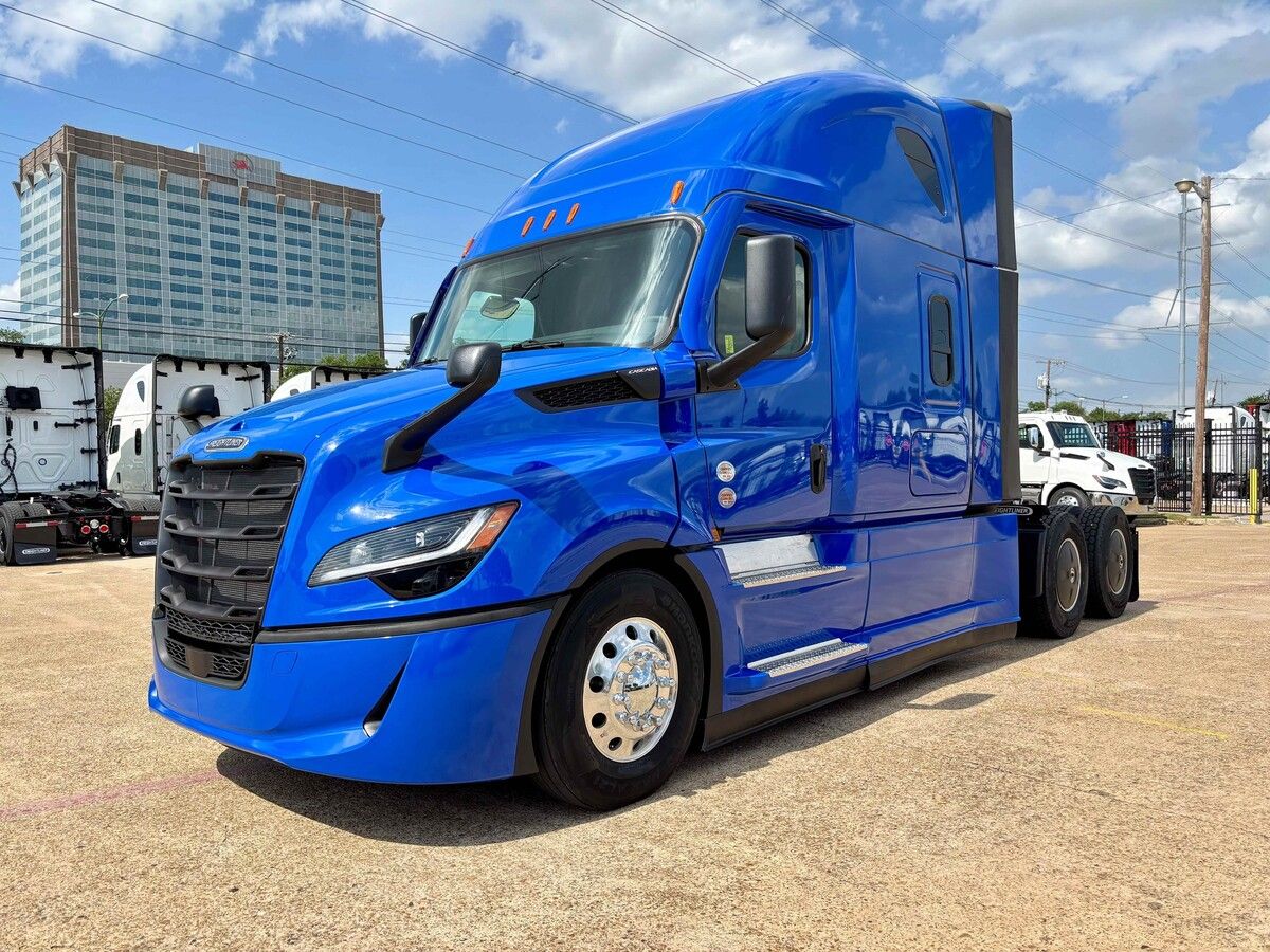 Used 2027 Freightliner PJ126SLP for sale in Dallas — photo 2 of 2