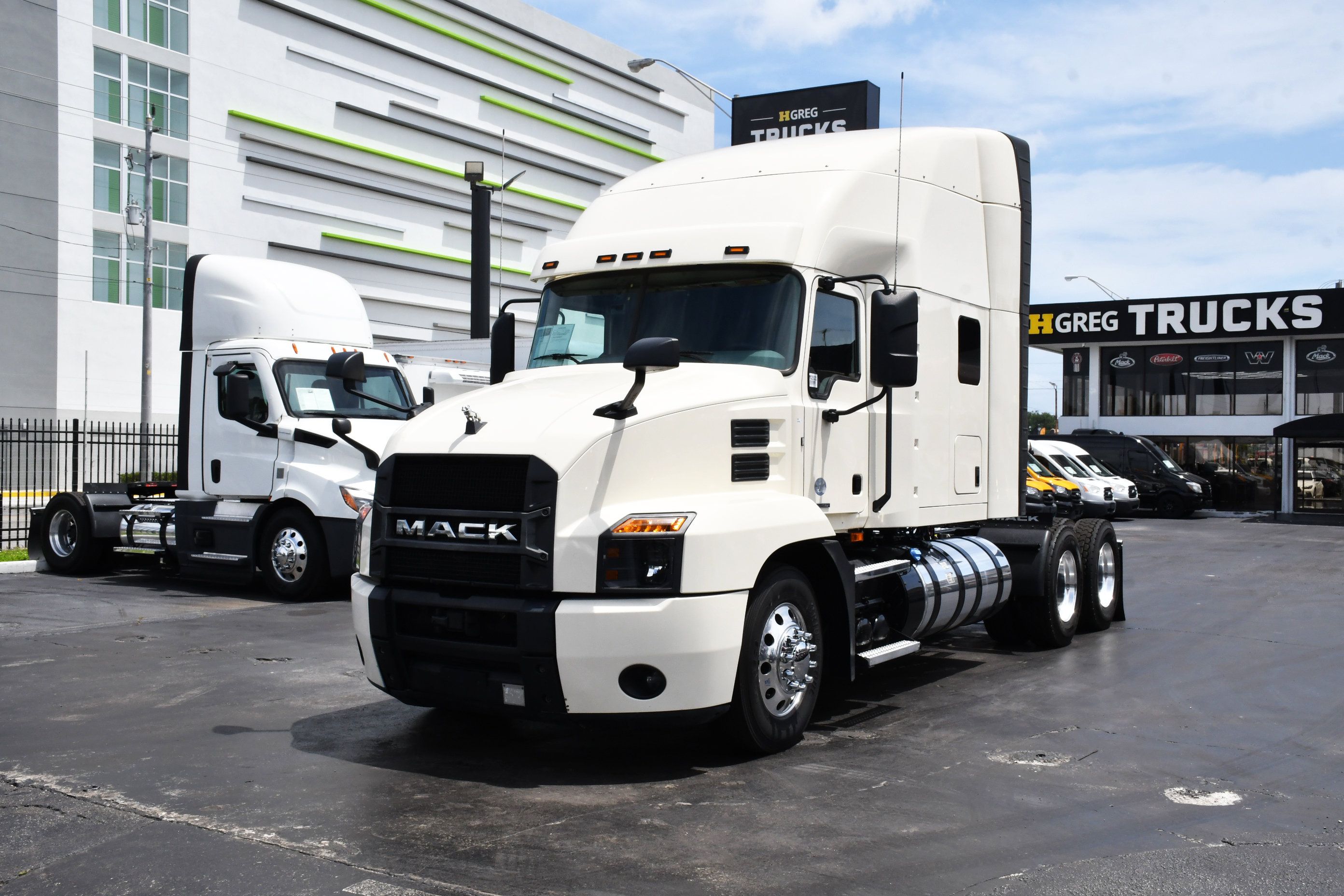 Used 2022 Mack ANTHEM for sale in Miami, FL — photo 1 of 2