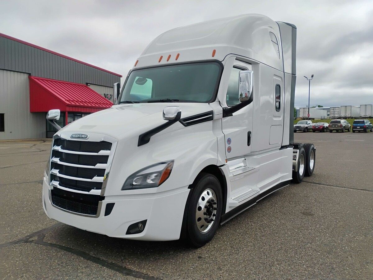 Used 2027 Freightliner Cascadia for sale in Eau Claire — photo 1 of 2