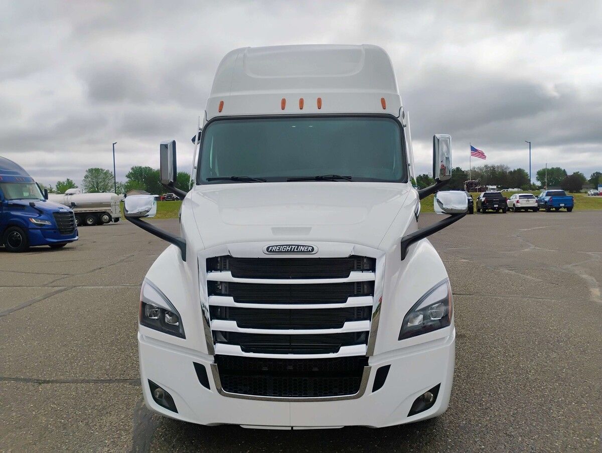 Used 2027 Freightliner Cascadia for sale in Eau Claire — photo 2 of 2