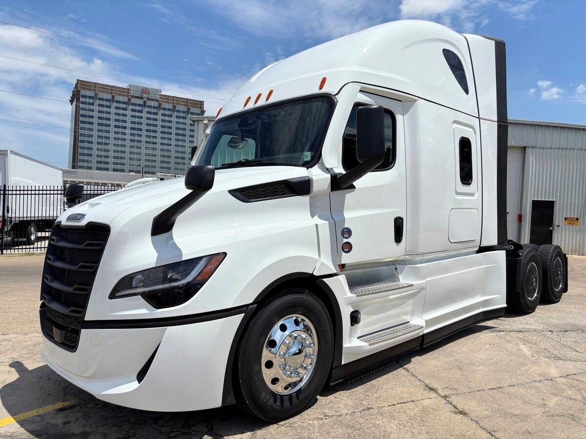 Used 2027 Freightliner PJ126SLP for sale in Dallas — photo 1 of 2