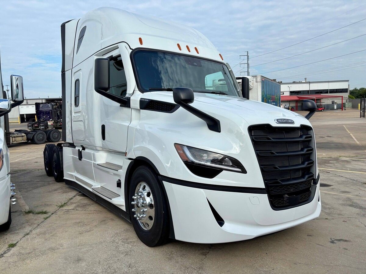 Used 2027 Freightliner PJ126SLP for sale in Dallas — photo 2 of 2