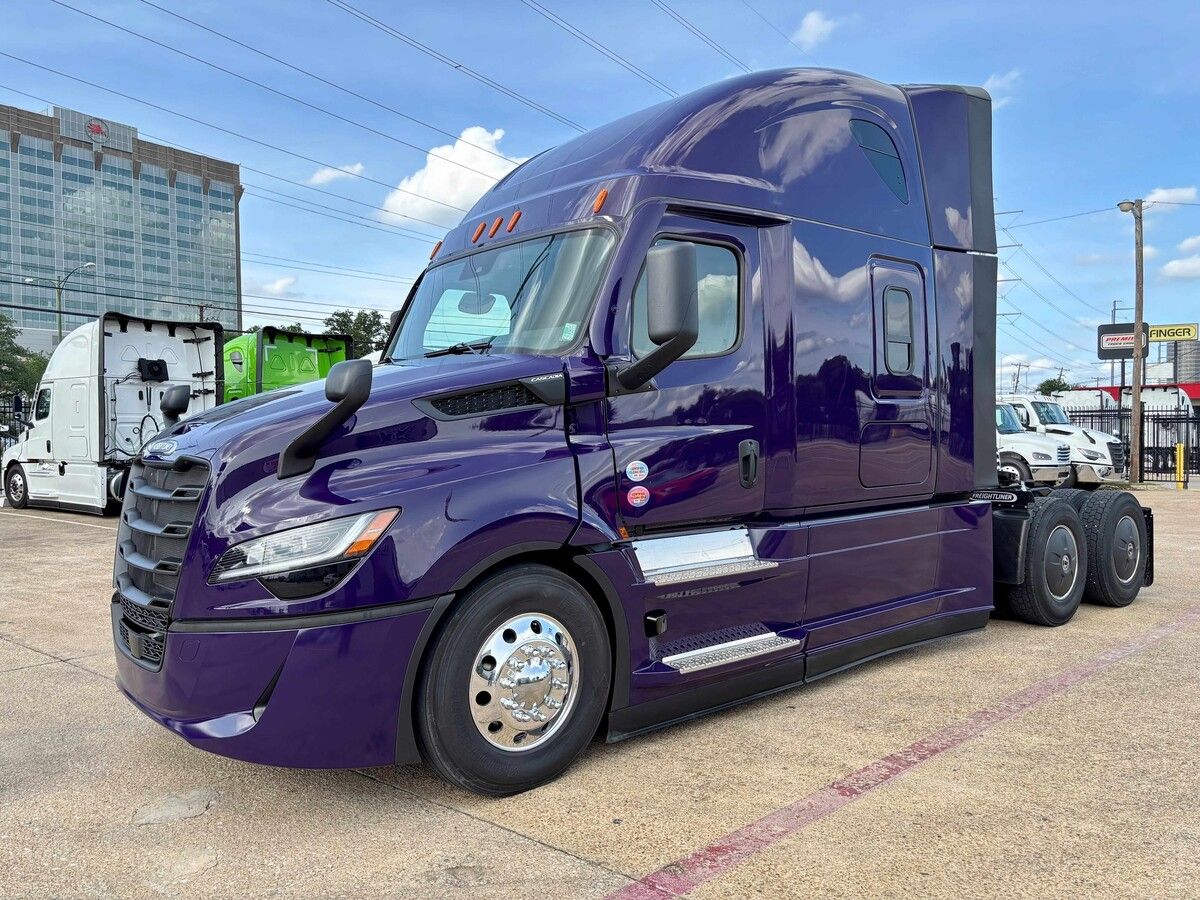 Used 2027 Freightliner PJ126SLP for sale in Dallas — photo 2 of 2