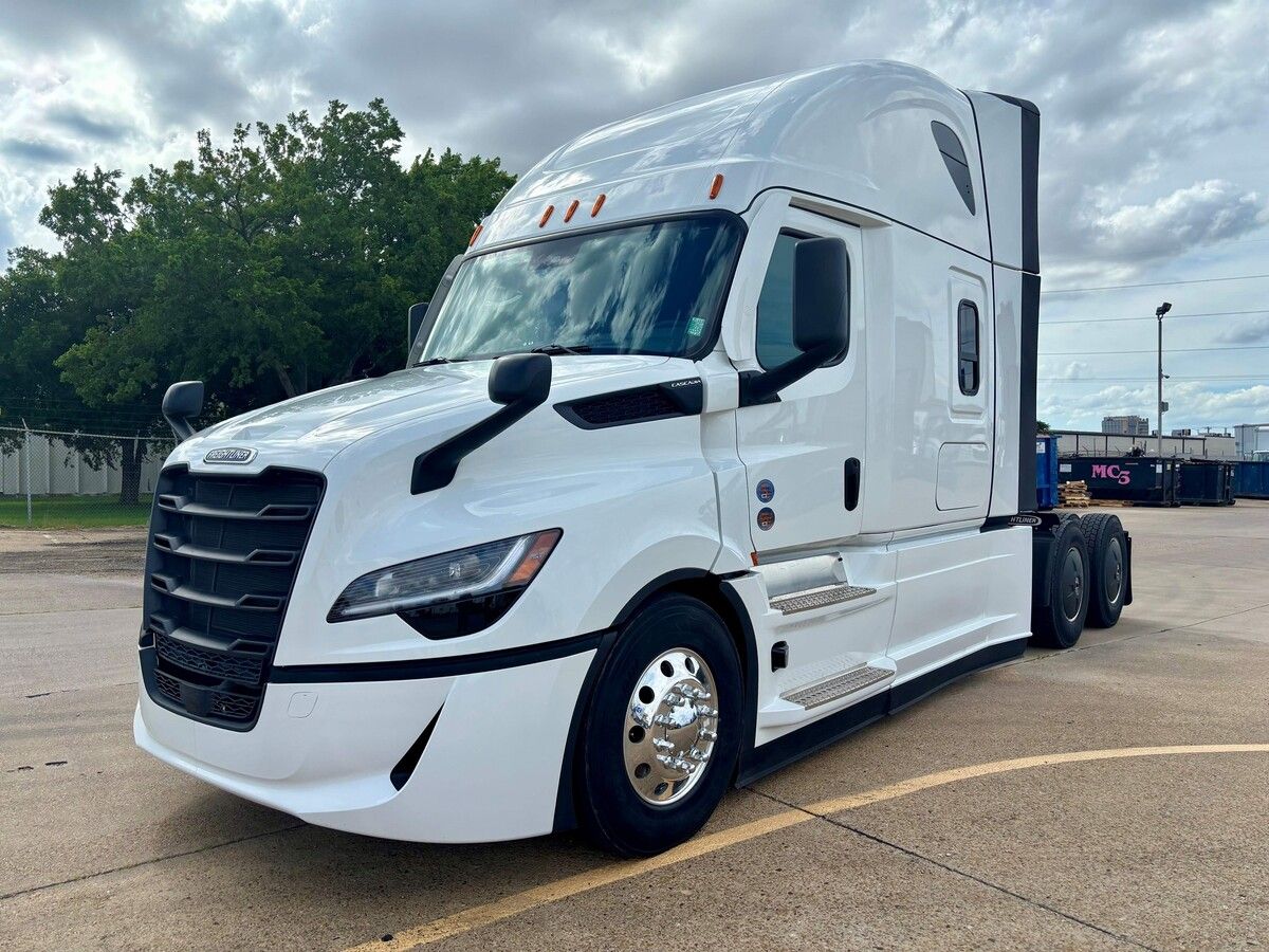 Used 2027 Freightliner PJ126SLP for sale in Dallas — photo 2 of 2
