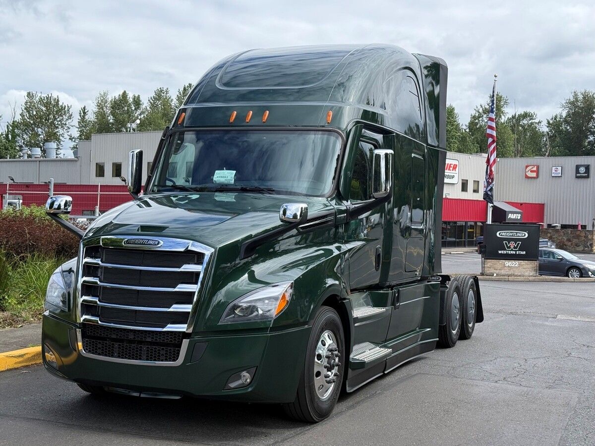 Used 2027 Freightliner Cascadia for sale in Portland — photo 2 of 2