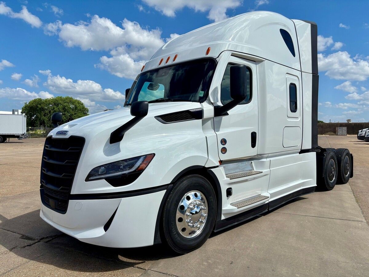 Used 2027 Freightliner PJ126SLP for sale in Dallas — photo 1 of 2