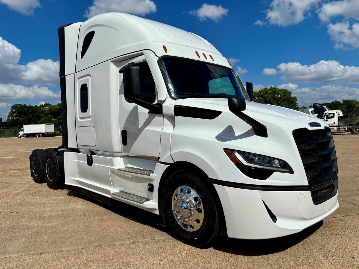 Used 2027 Freightliner PJ126SLP for sale in Dallas — photo 2 of 2