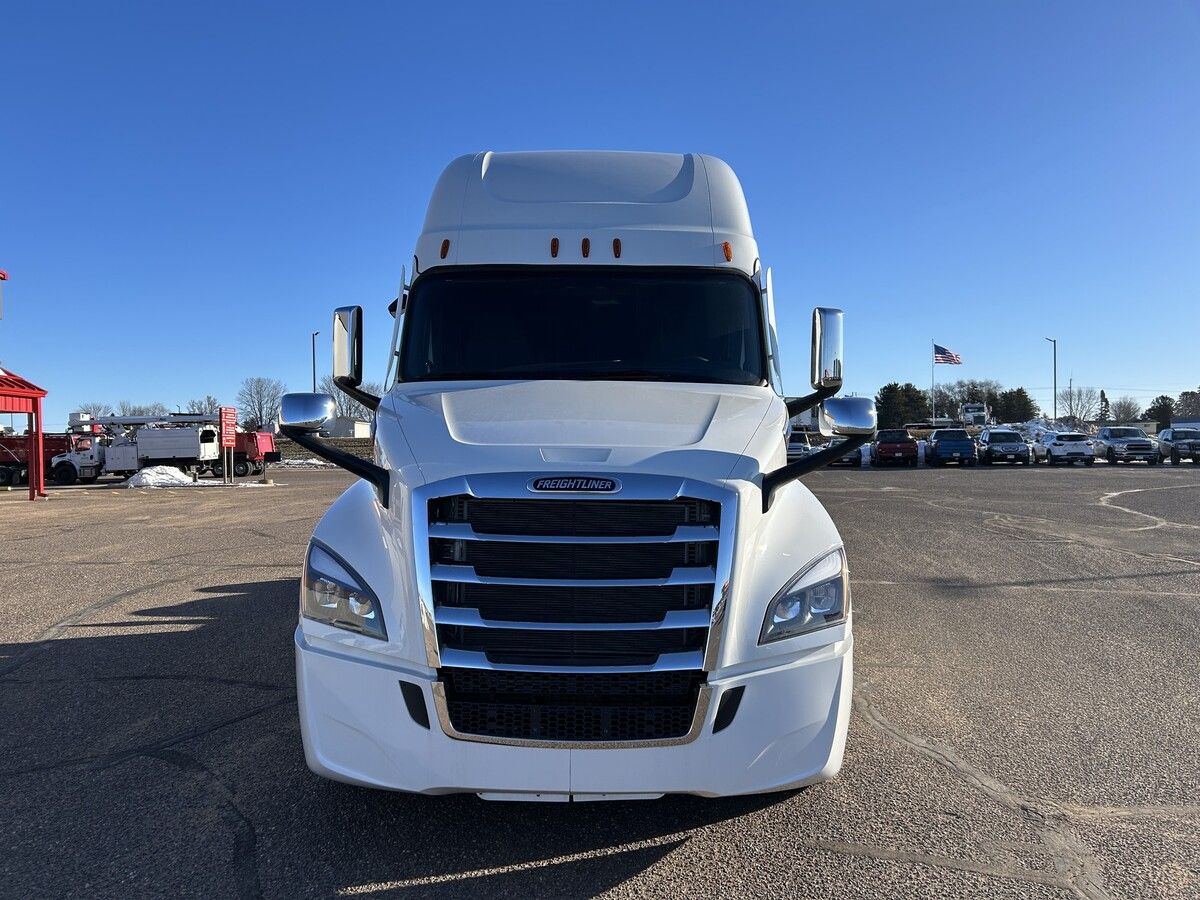 Used 2026 Freightliner Cascadia for sale in Eau Claire — photo 2 of 2
