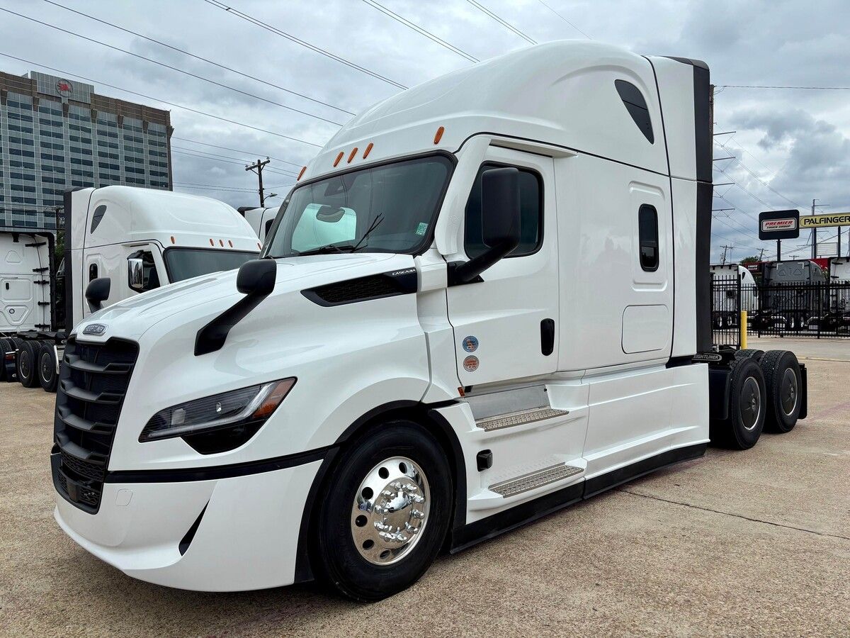 Used 2027 Freightliner PJ126SLP for sale in Dallas — photo 1 of 2