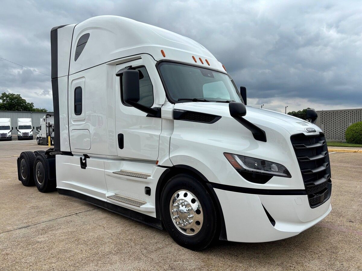 Used 2027 Freightliner PJ126SLP for sale in Dallas — photo 2 of 2