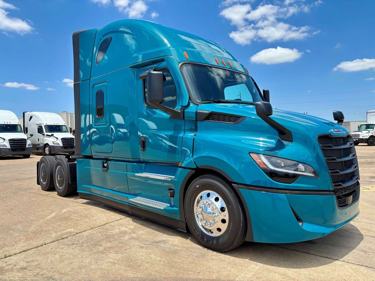 Used 2027 Freightliner PJ126SLP for sale in Dallas — photo 1 of 2