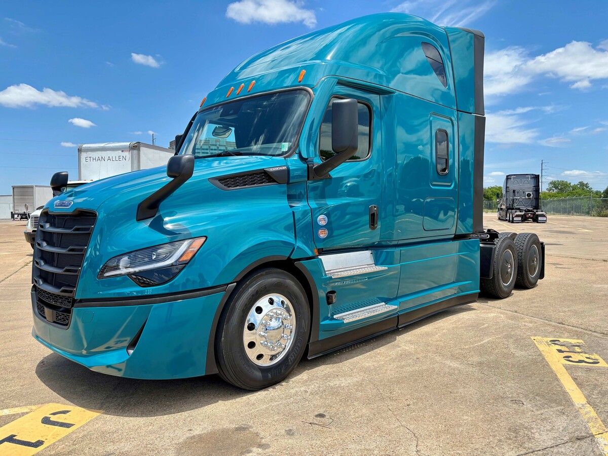 Used 2027 Freightliner PJ126SLP for sale in Dallas — photo 2 of 2
