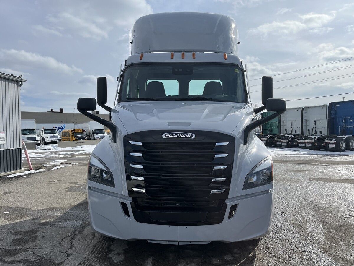 Used 2024 Freightliner eCascadia for sale in Mississauga — photo 2 of 2
