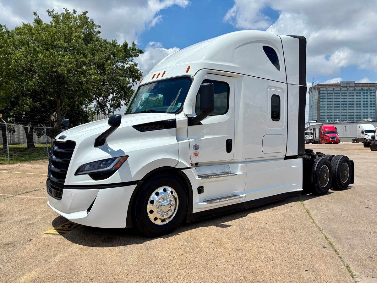 Used 2027 Freightliner PJ126SLP for sale in Dallas — photo 1 of 2