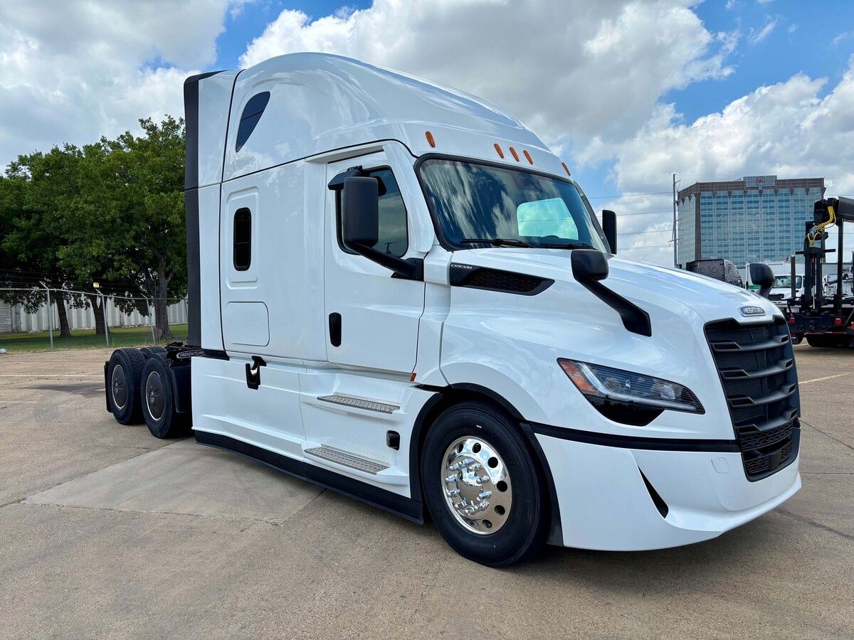 Used 2027 Freightliner PJ126SLP for sale in Dallas — photo 2 of 2