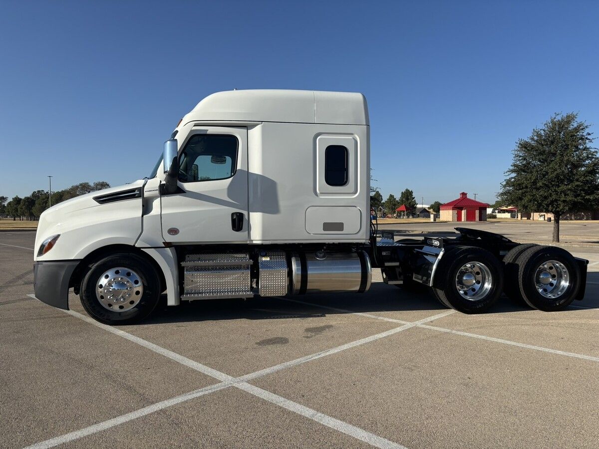 Used 2026 Freightliner Cascadia for sale in Odessa — photo 2 of 2