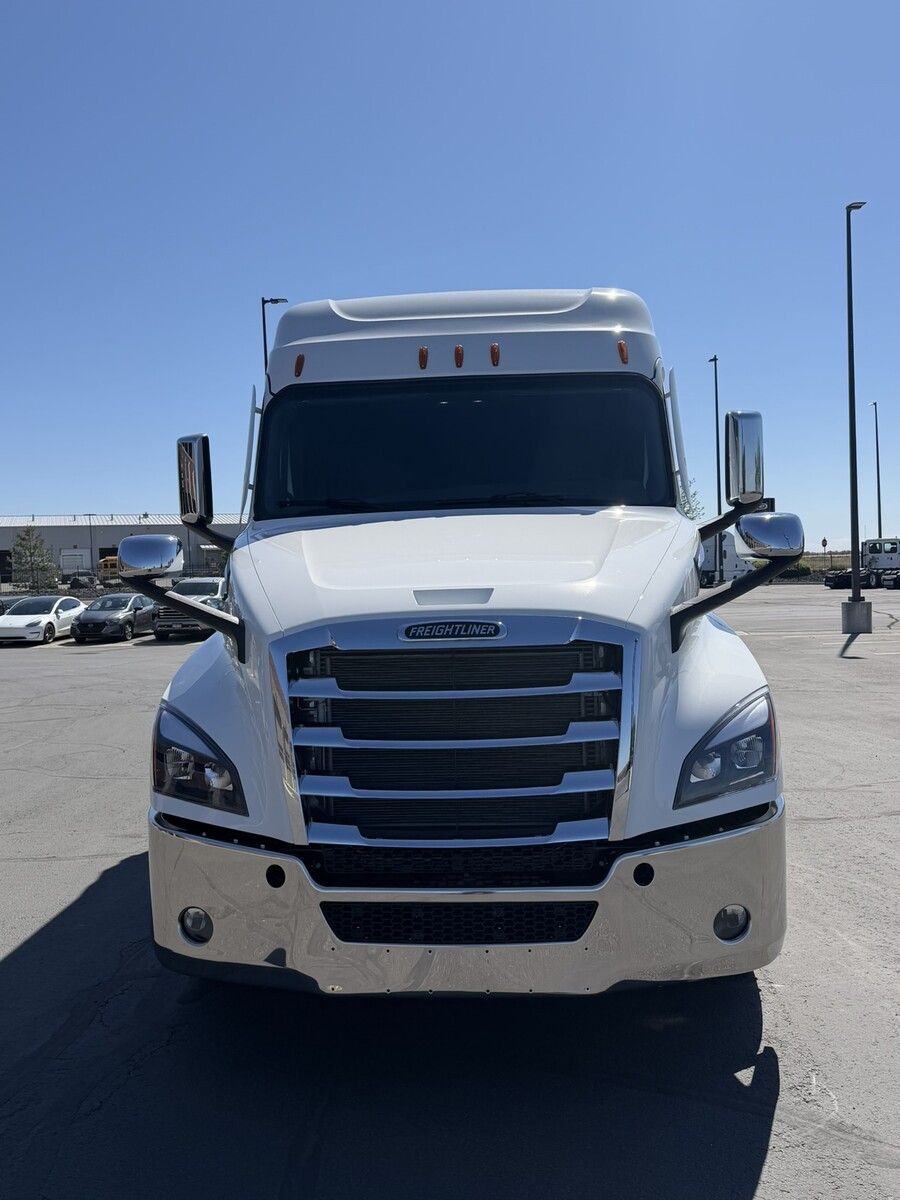 Used 2027 Freightliner Cascadia for sale in Twin Falls — photo 2 of 2