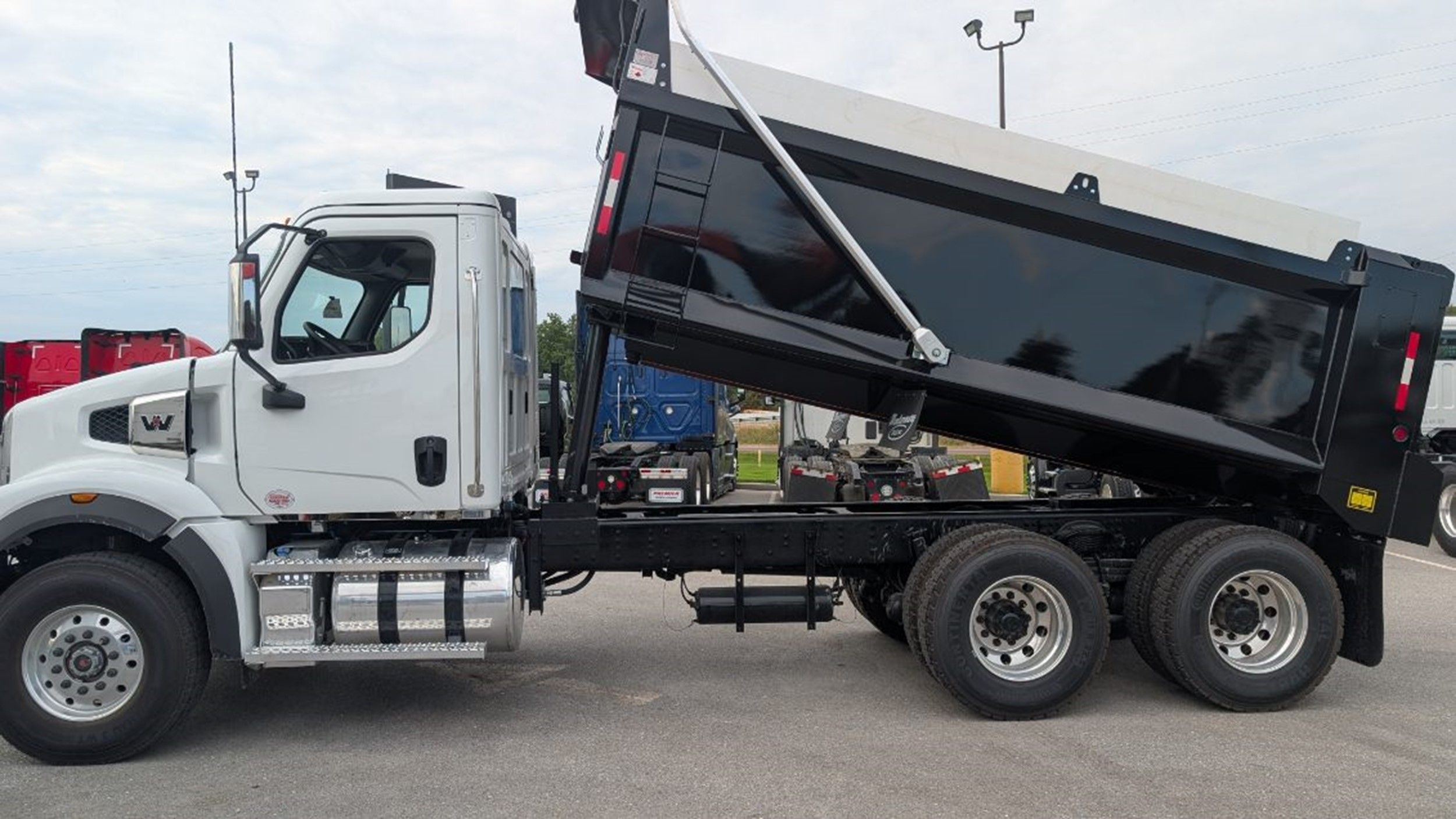 Used 2026 Western Star 47X for sale in Columbia — photo 2 of 2