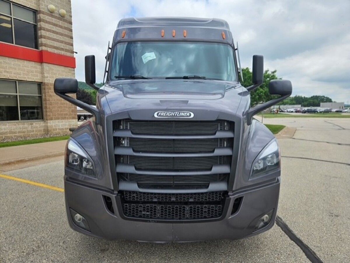 Used 2027 Freightliner Cascadia for sale in La Crosse — photo 2 of 2