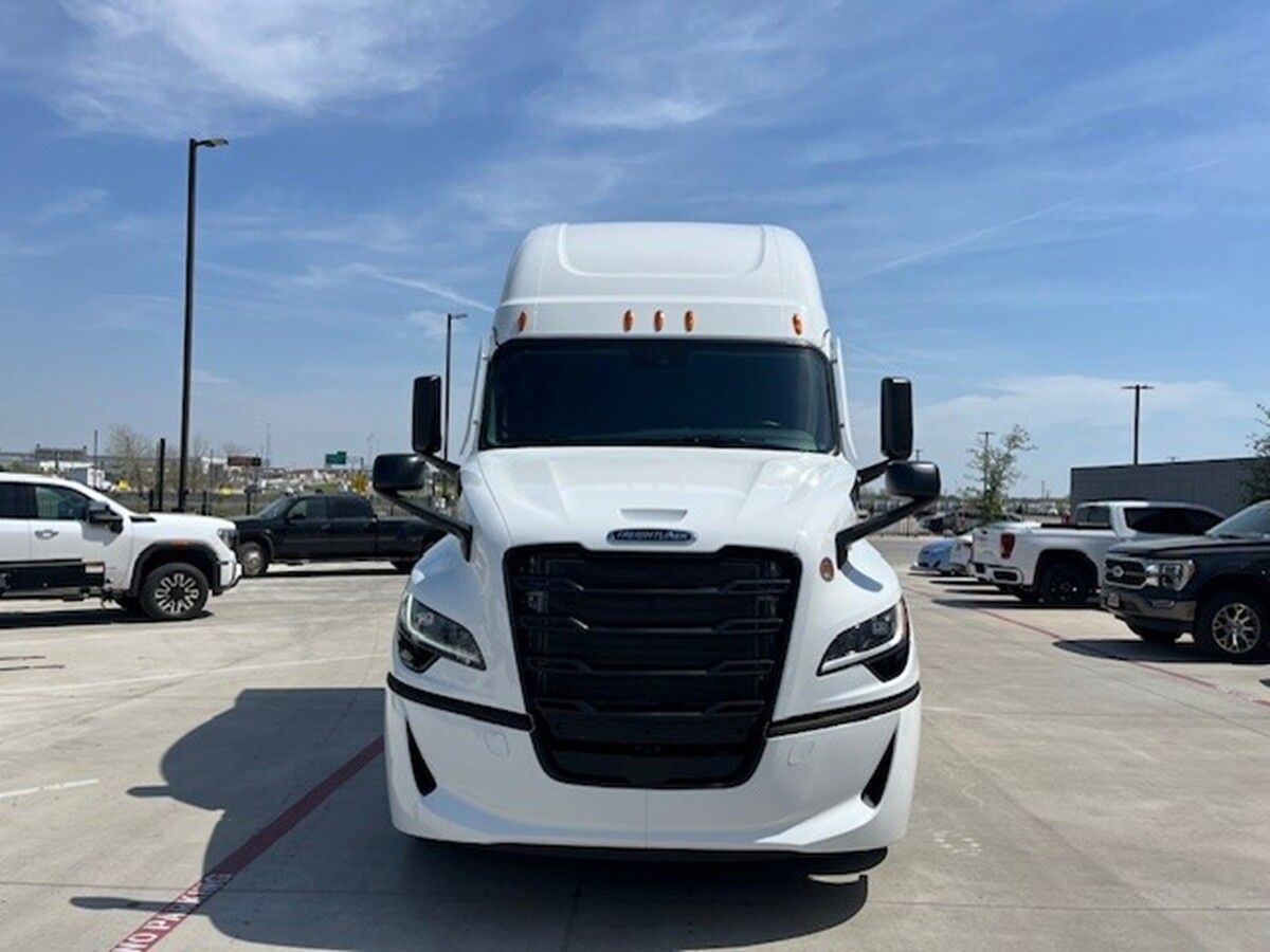Used 2027 Freightliner PJ126SLP for sale in Fort Worth — photo 2 of 2
