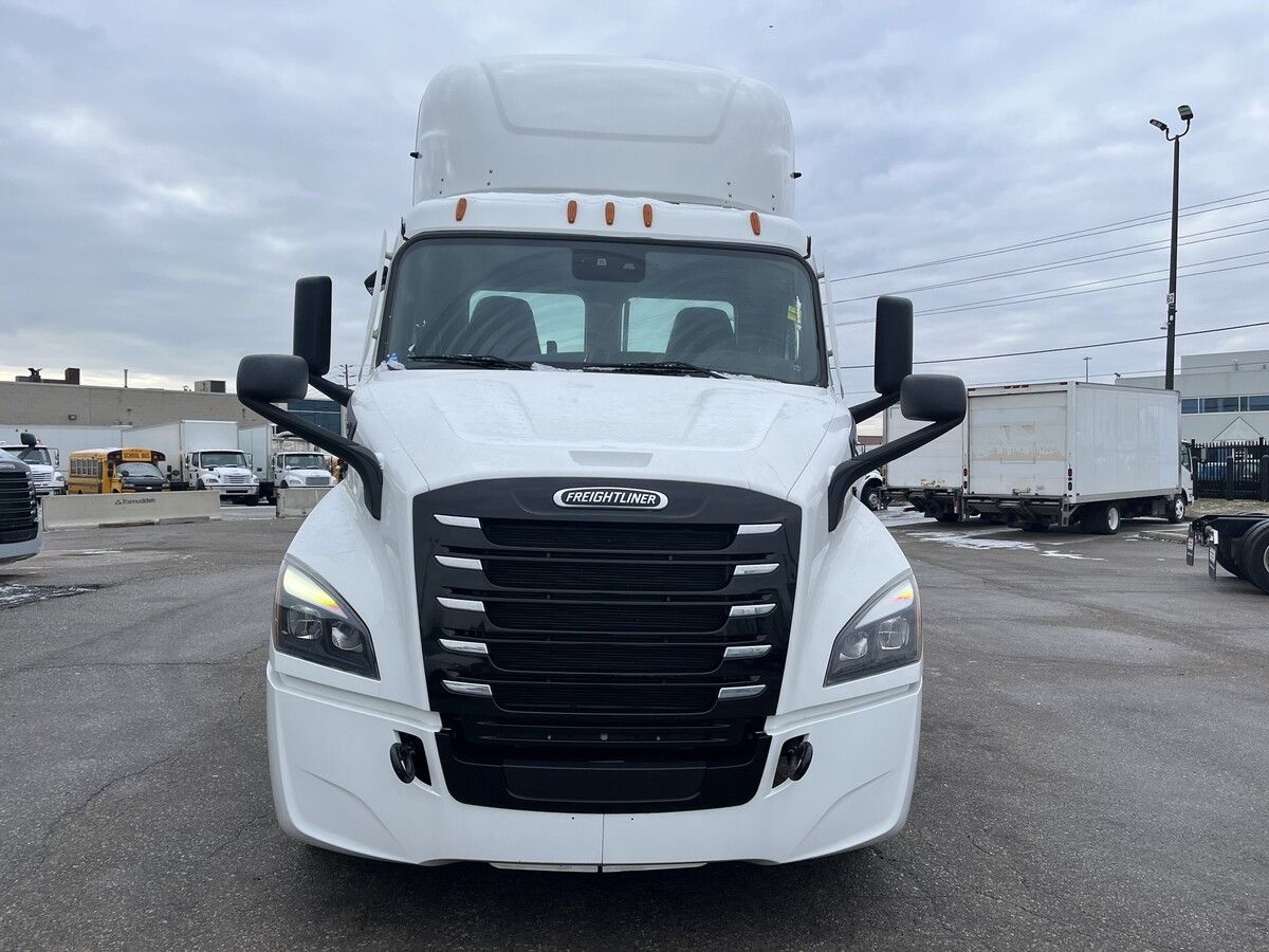Used 2024 Freightliner eCascadia for sale in Mississauga — photo 2 of 2