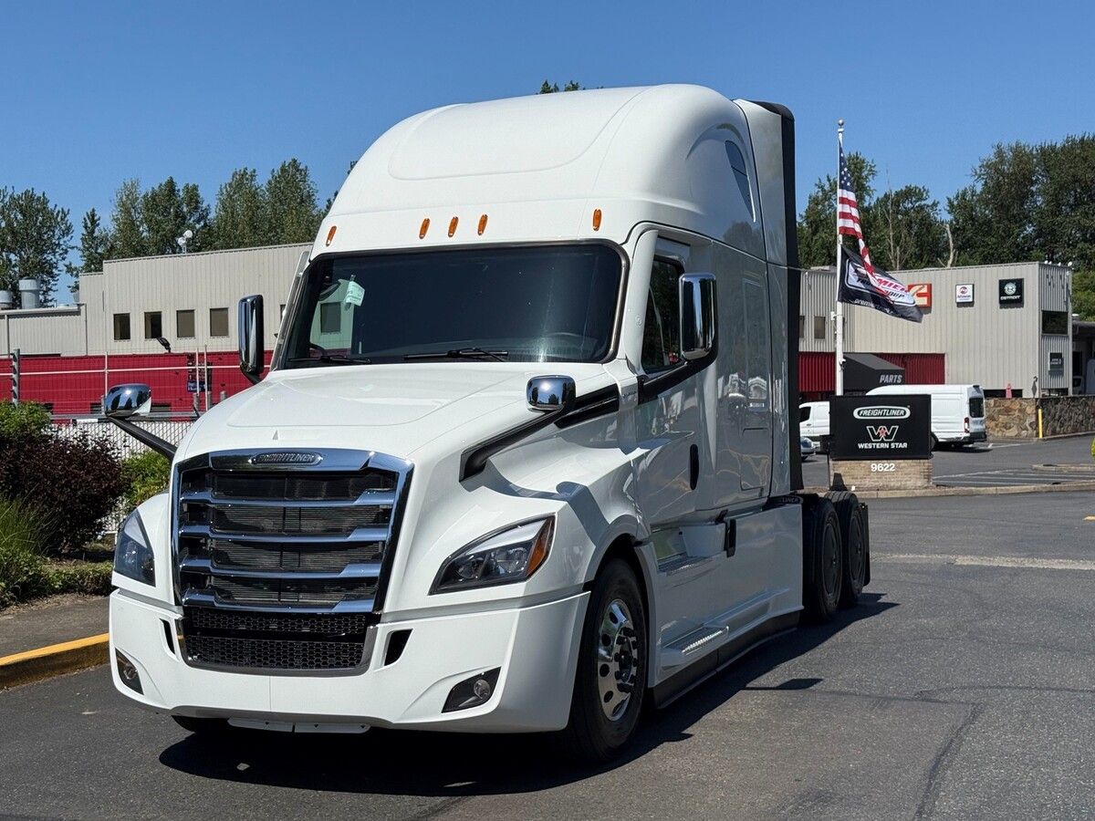 Used 2027 Freightliner Cascadia for sale in Portland — photo 2 of 2