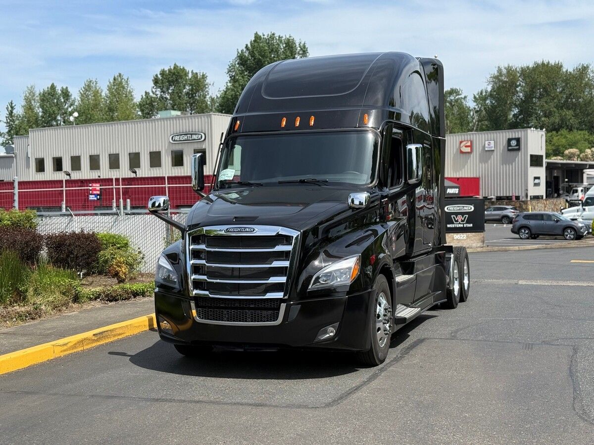 Used 2027 Freightliner Cascadia for sale in Portland — photo 2 of 2