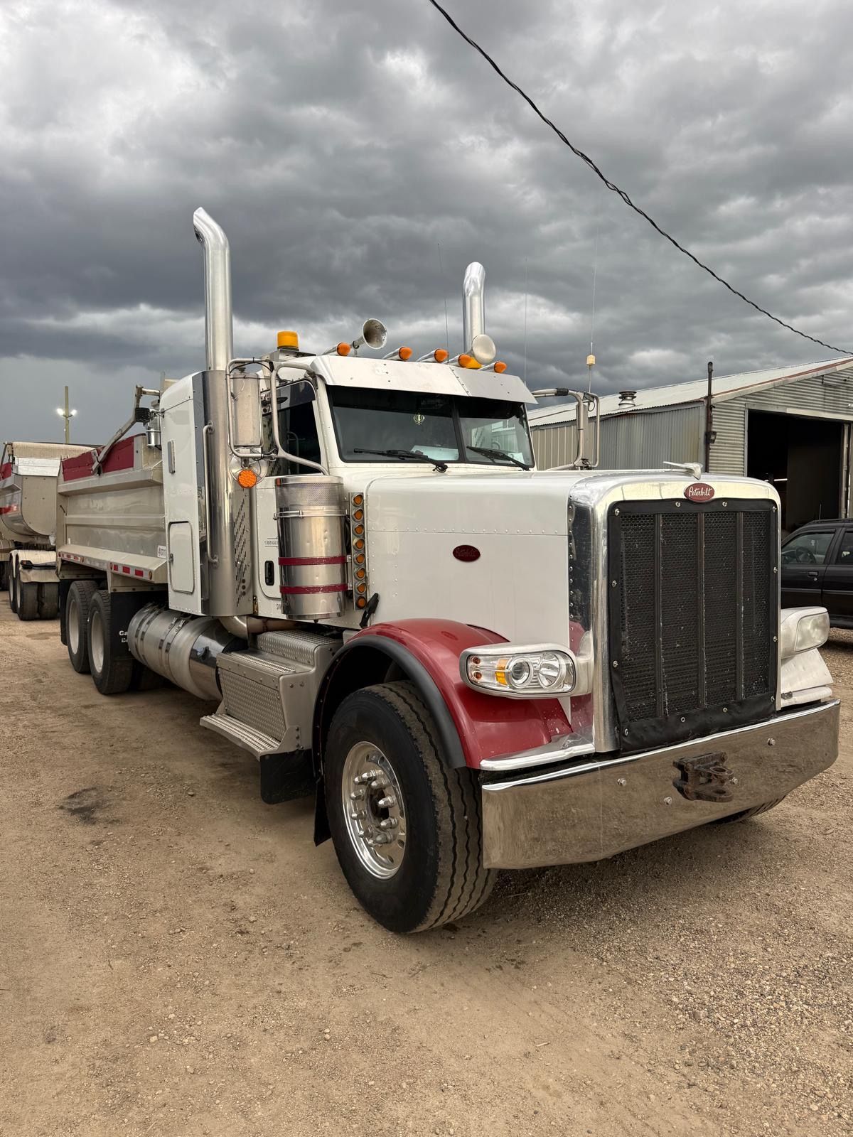 Used 2013 Peterbilt 2013 peterbuilt 388 dump truck for sale in Edmonton — photo 2 of 2