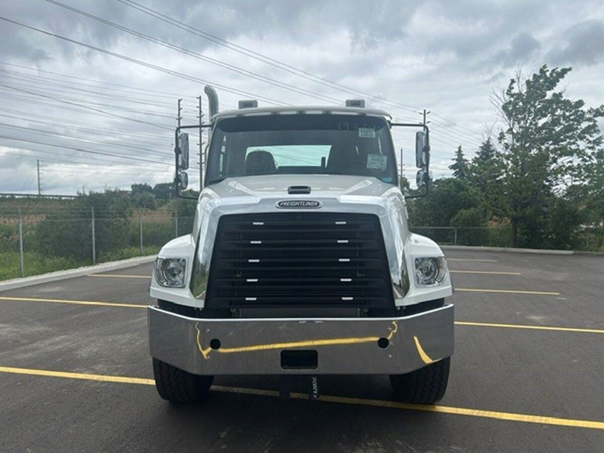 Used 2027 Freightliner 114SD for sale in Mississauga — photo 2 of 2
