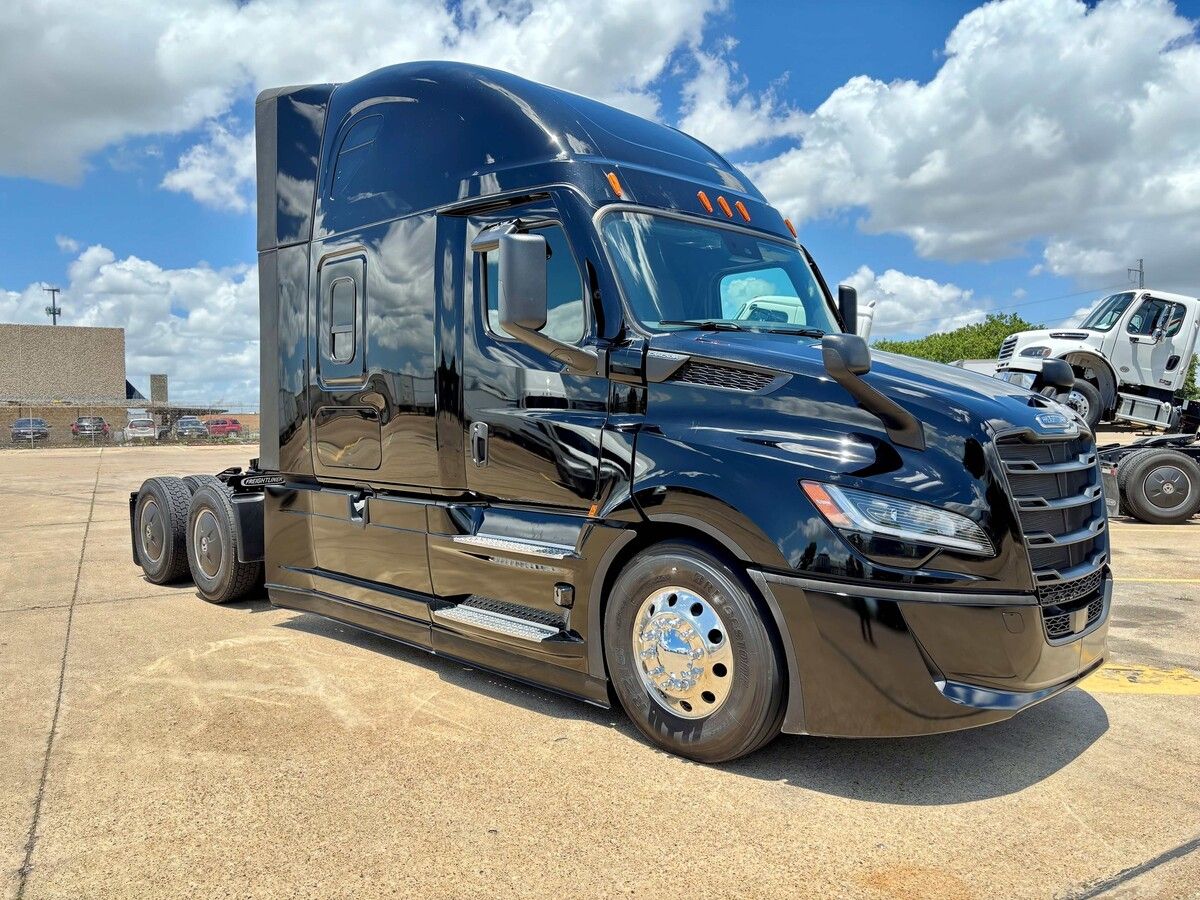 Used 2027 Freightliner PJ126SLP for sale in Dallas — photo 1 of 2