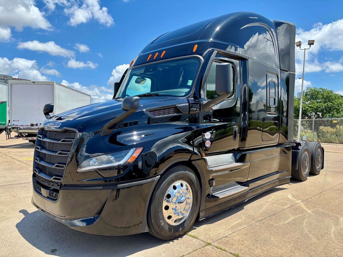 Used 2027 Freightliner PJ126SLP for sale in Dallas — photo 2 of 2