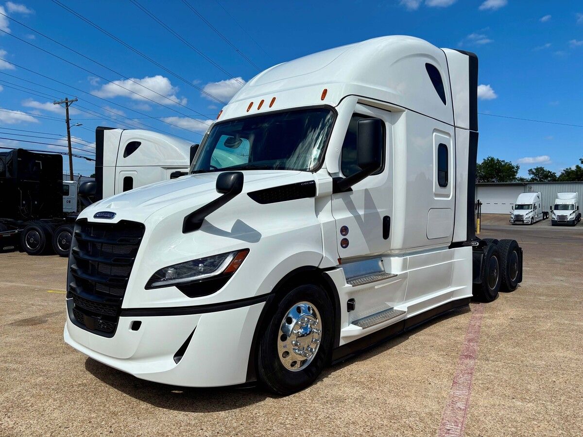 Used 2027 Freightliner PJ126SLP for sale in Dallas — photo 1 of 2