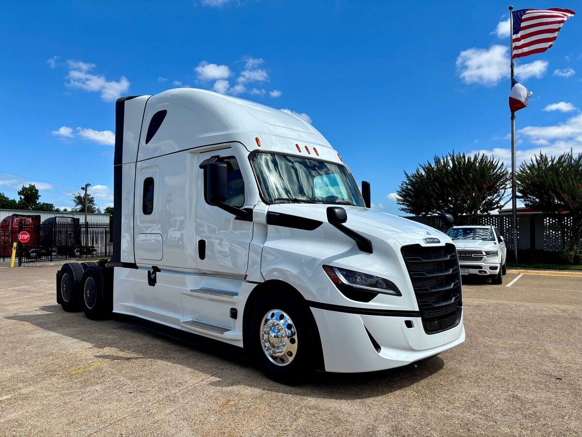 Used 2027 Freightliner PJ126SLP for sale in Dallas — photo 2 of 2