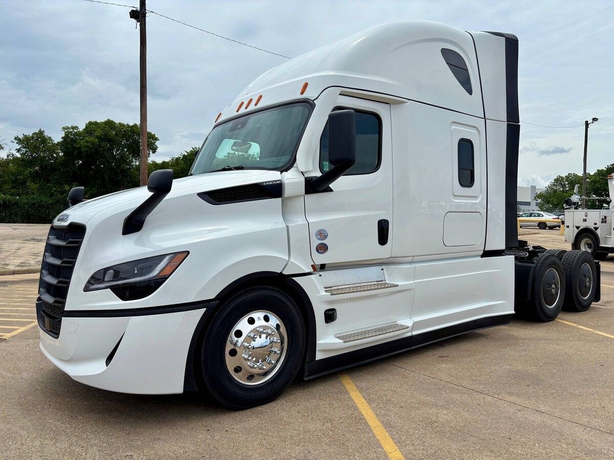 Used 2027 Freightliner PJ126SLP for sale in Dallas — photo 1 of 2