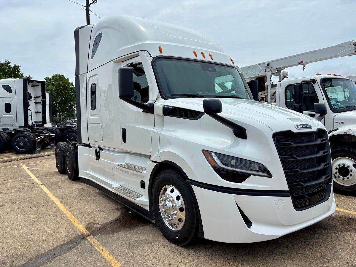 Used 2027 Freightliner PJ126SLP for sale in Dallas — photo 2 of 2
