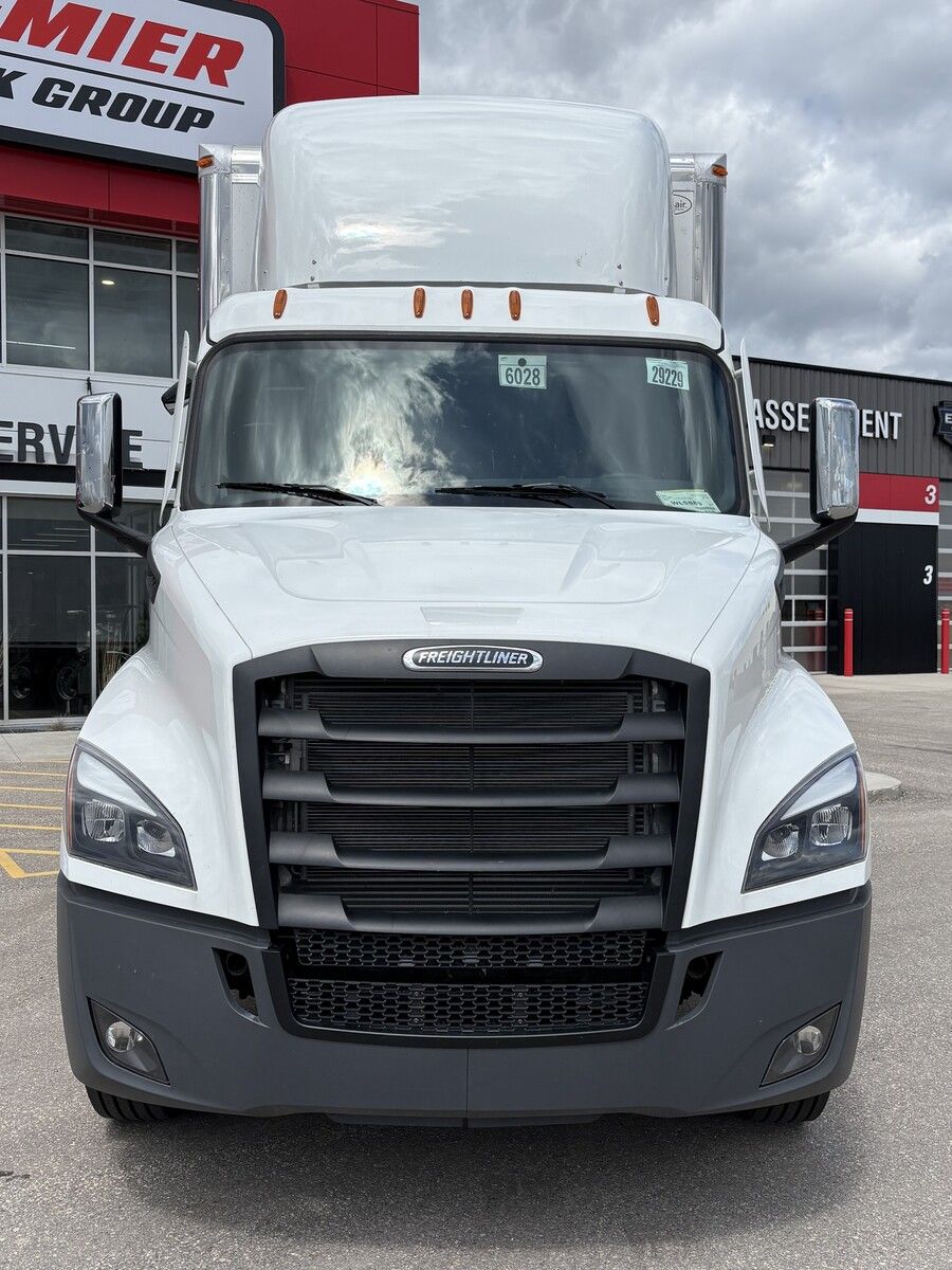 Used 2026 Freightliner Cascadia for sale in Steinbach — photo 2 of 2